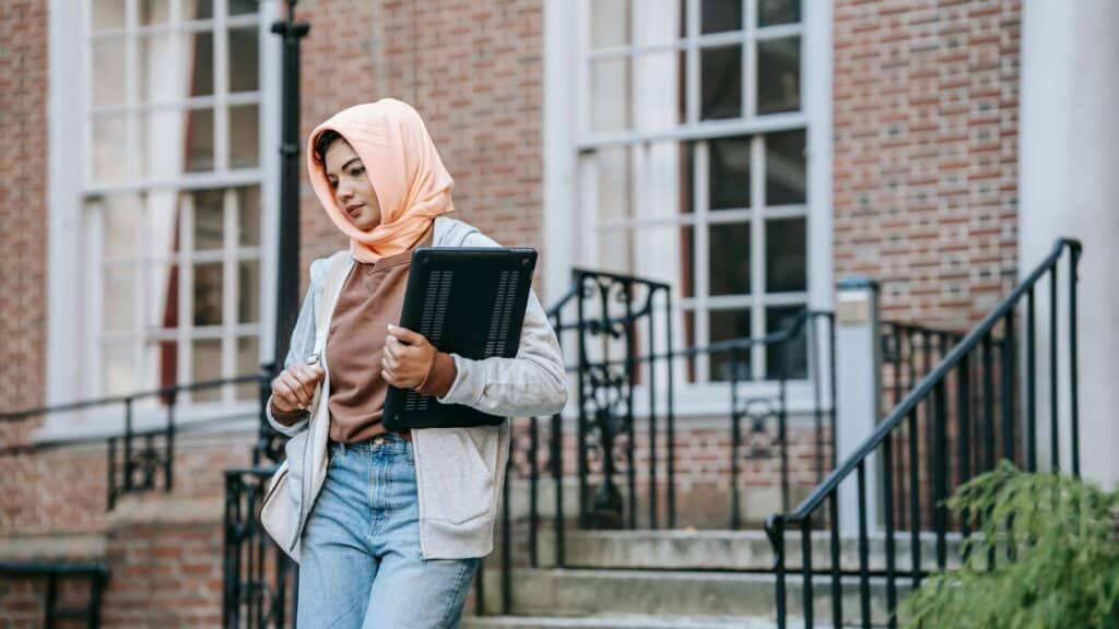 College student on campus culture; Dr Kim Burns Higher Ed Coach and Consultant for higher ed leadership